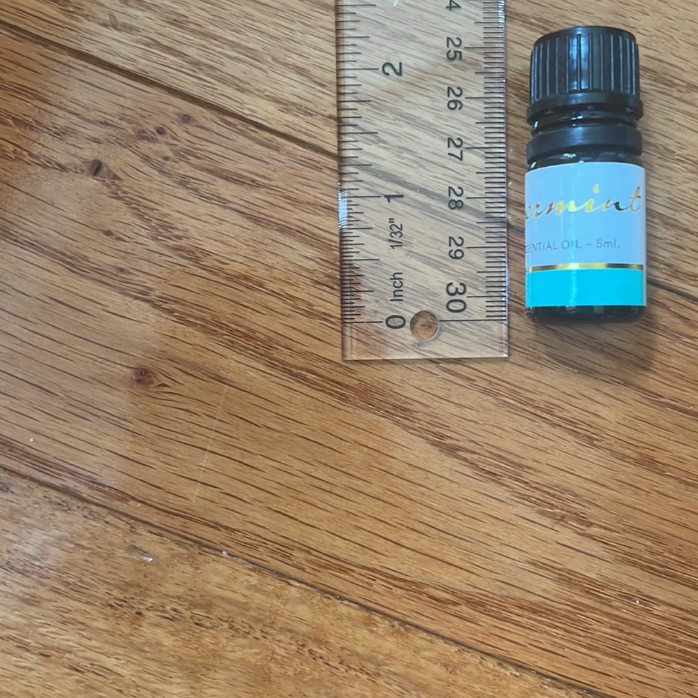 Peppermint essential oil, 5 ml, 2 inch bottle - Picture 2 of 2